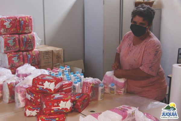 Educação inicia entrega de 2.150 kits de materiais didáticos para atividades remotas da rede municipal de ensino.