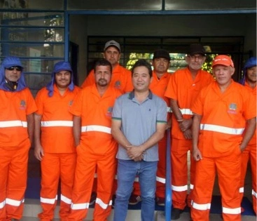 Imagem Entrega de Uniformes a Equipe de Limpeza