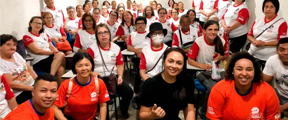 Alunos do Projeto Viver Melhor Fazem Caminhada no Bosque Municipal